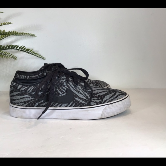 NIKE COURT SHOES ZEBRA BLACK GRAY SZ 8.5 - Picture 2 of 11